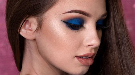 navy blue eyeshadow makeup.